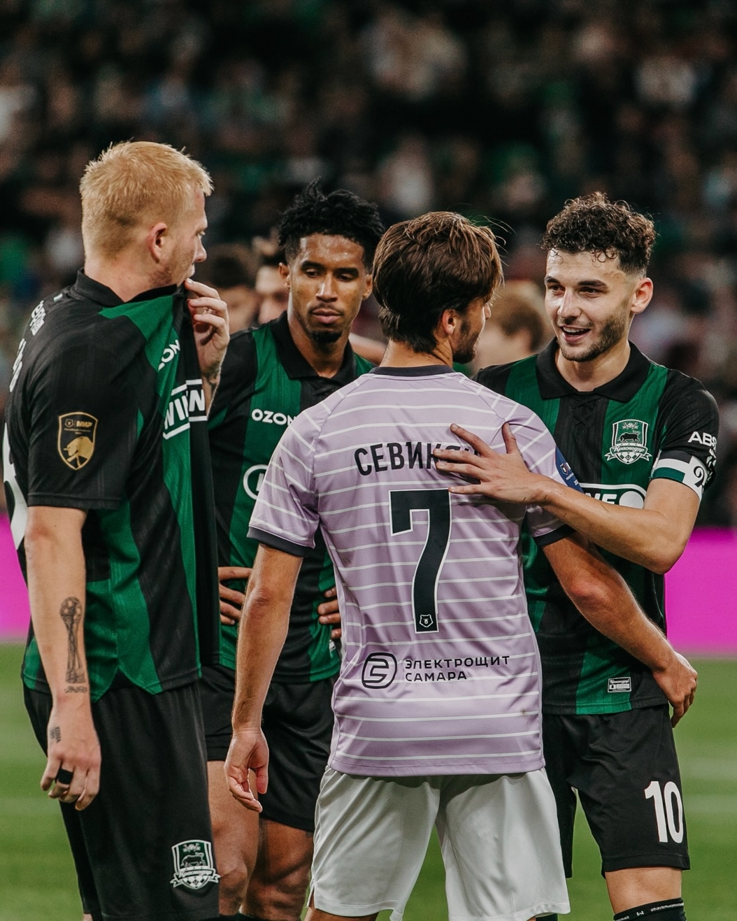 Игроки «Краснодара» утешают полузащитника «Акрона» Севикяна