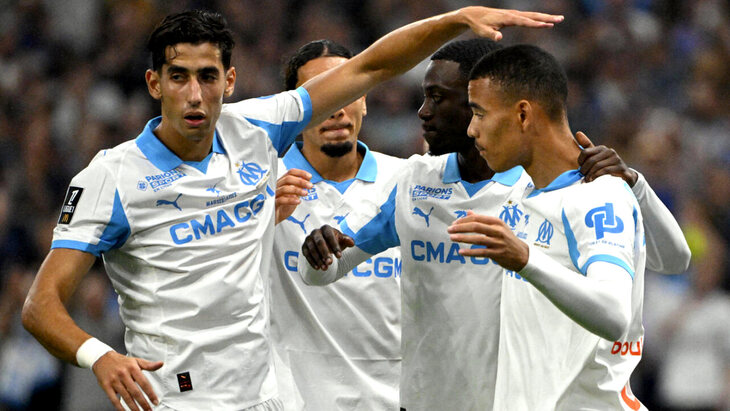 Игроки Марселя празднуют гол