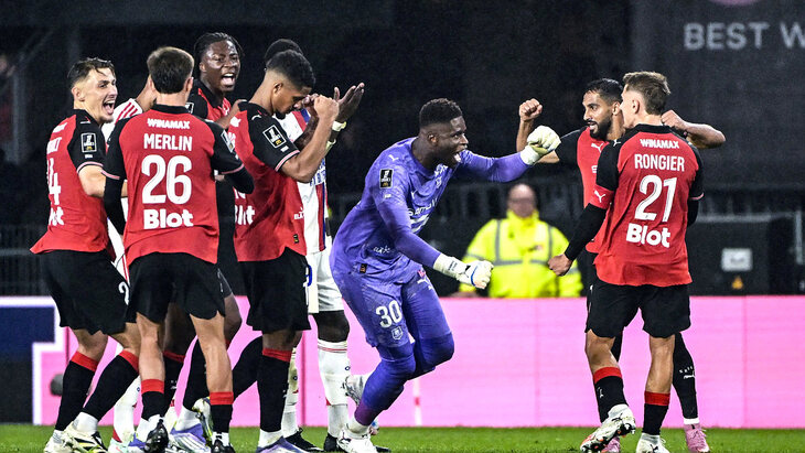 Футболисты Ренна празднуют победу