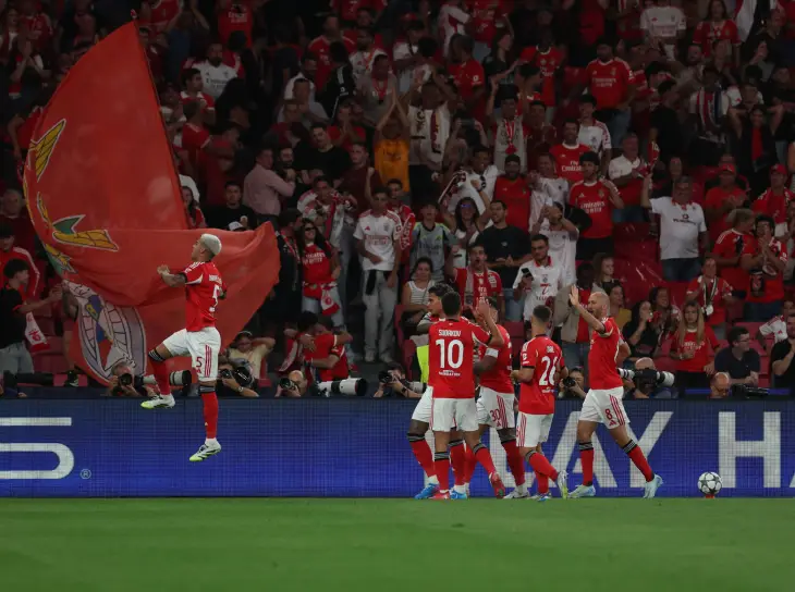 Энцо Барренечеа празднует гол с командой