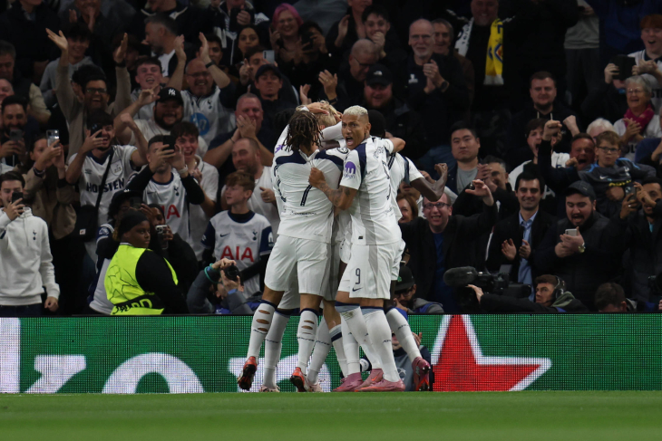 Игроки Тоттенхэма празднуют гол