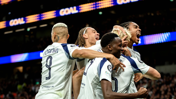 Игроки Тоттенхэма празднуют гол