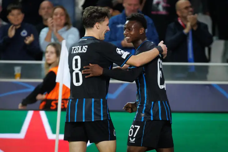 Мамаду Диакон празднует гол