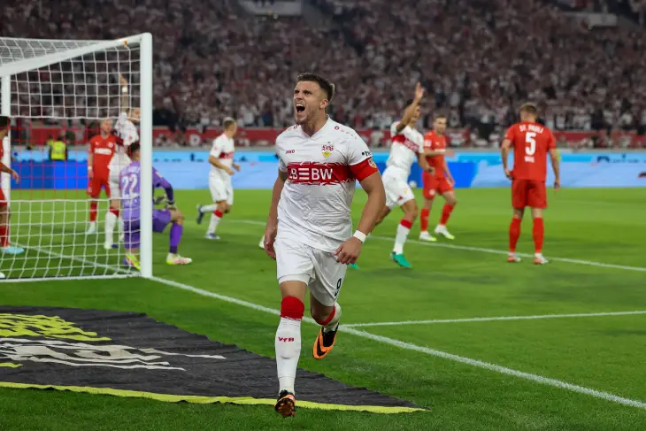 Демирович празднует гол