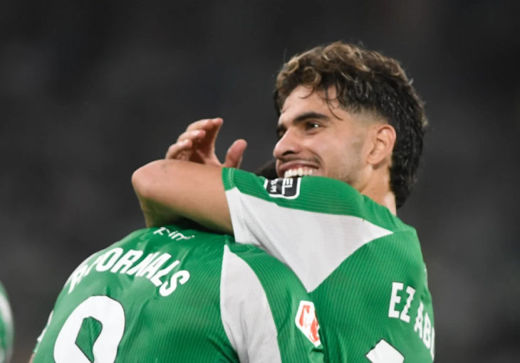 Эз Абде празднует гол