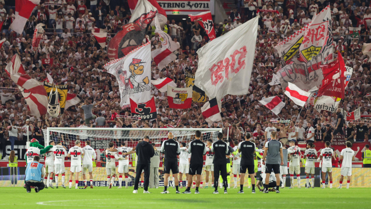 Игроки Штутгарта с фанатами после матча