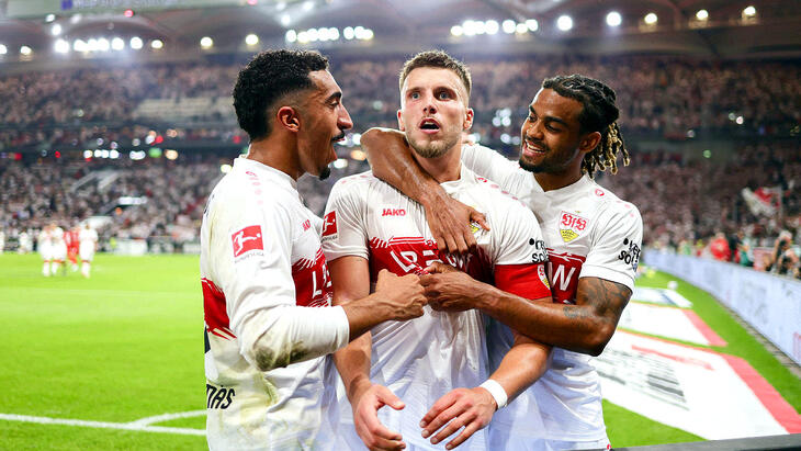 Игроки Штутгарта празднуют гол