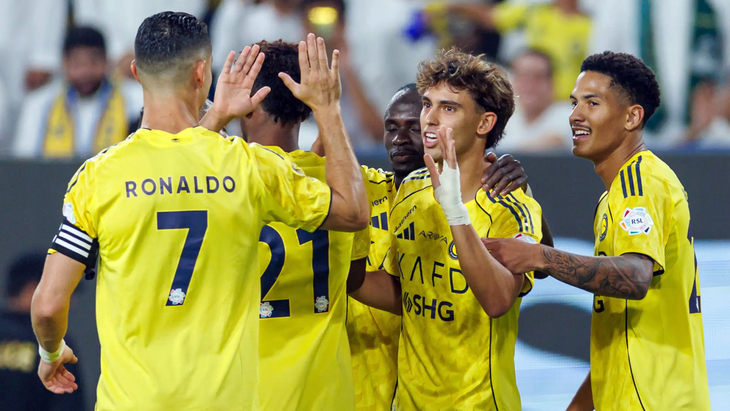 Игроки Аль-Насра празднуют гол