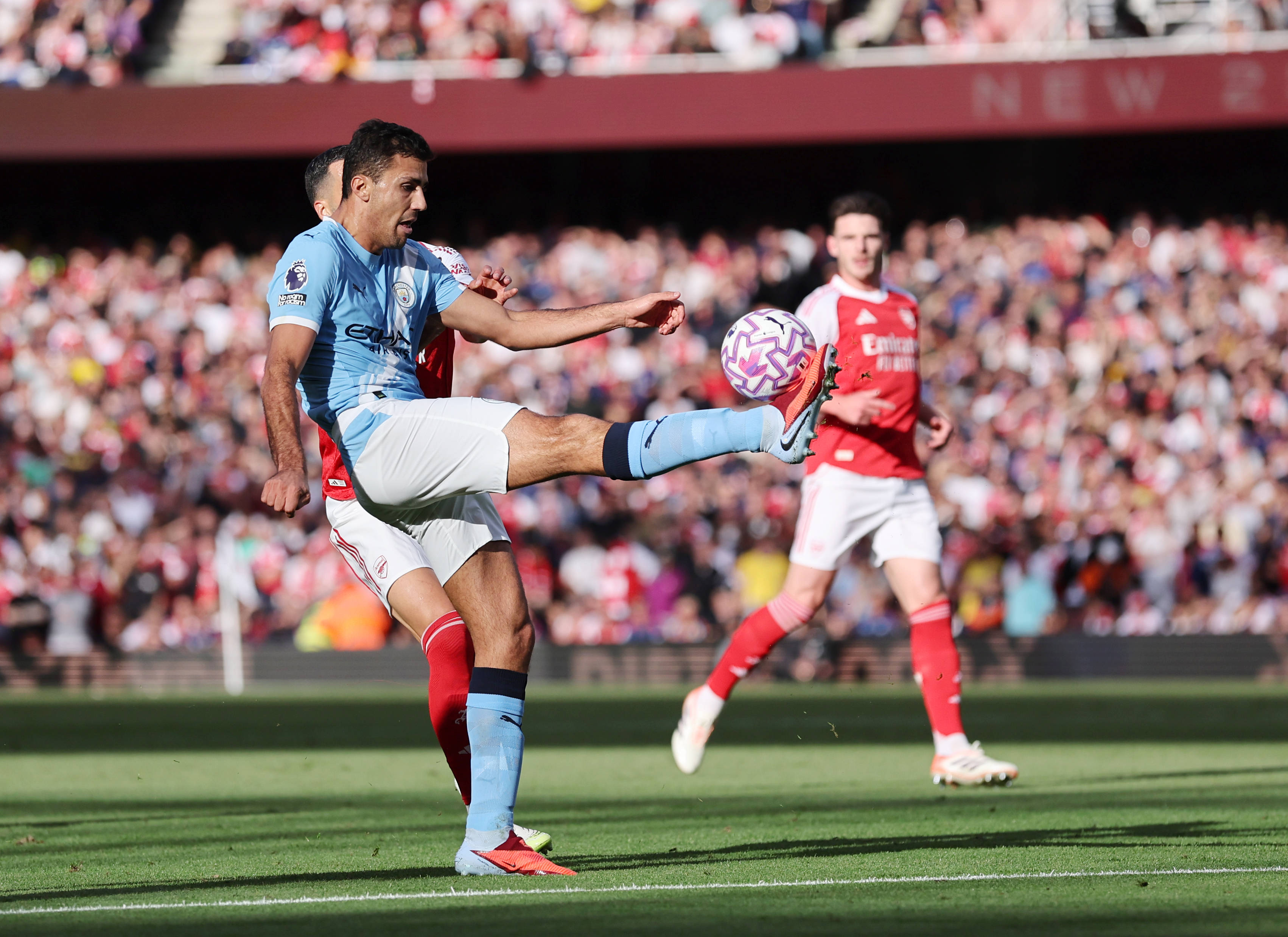 Родри выбивает мяч подальше от ворот «Сити»
