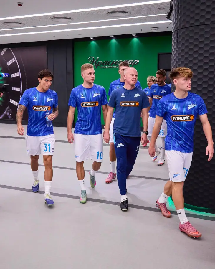 Игроки «Зенита» в подтрибунке