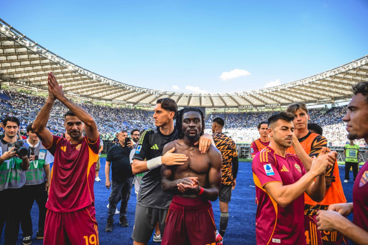 Игроки Ромы празднуют победу