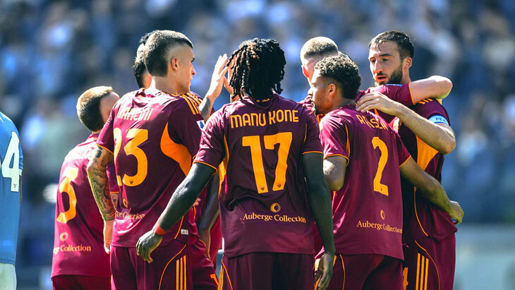 Игроки Ромы празднуют гол