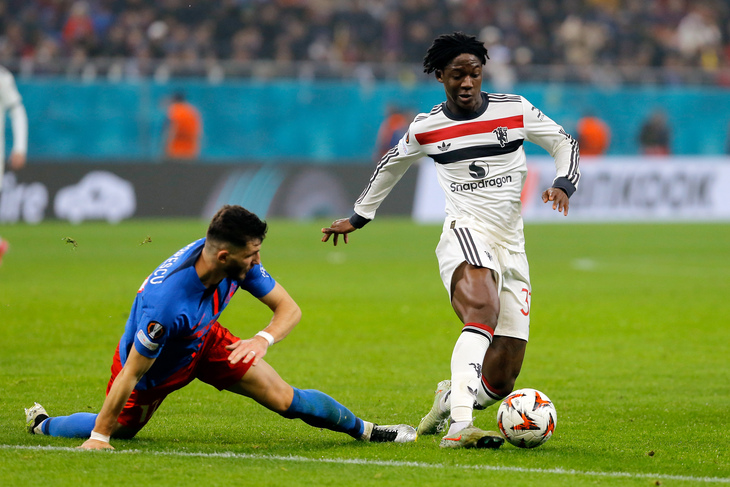 Кобби Мейну (справа)