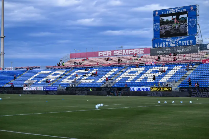 Стадион «Кальяри»