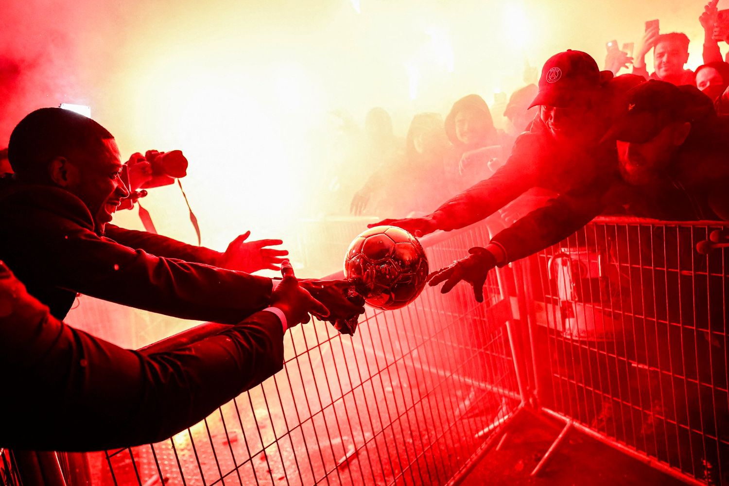 Усман Дембеле и болельщики