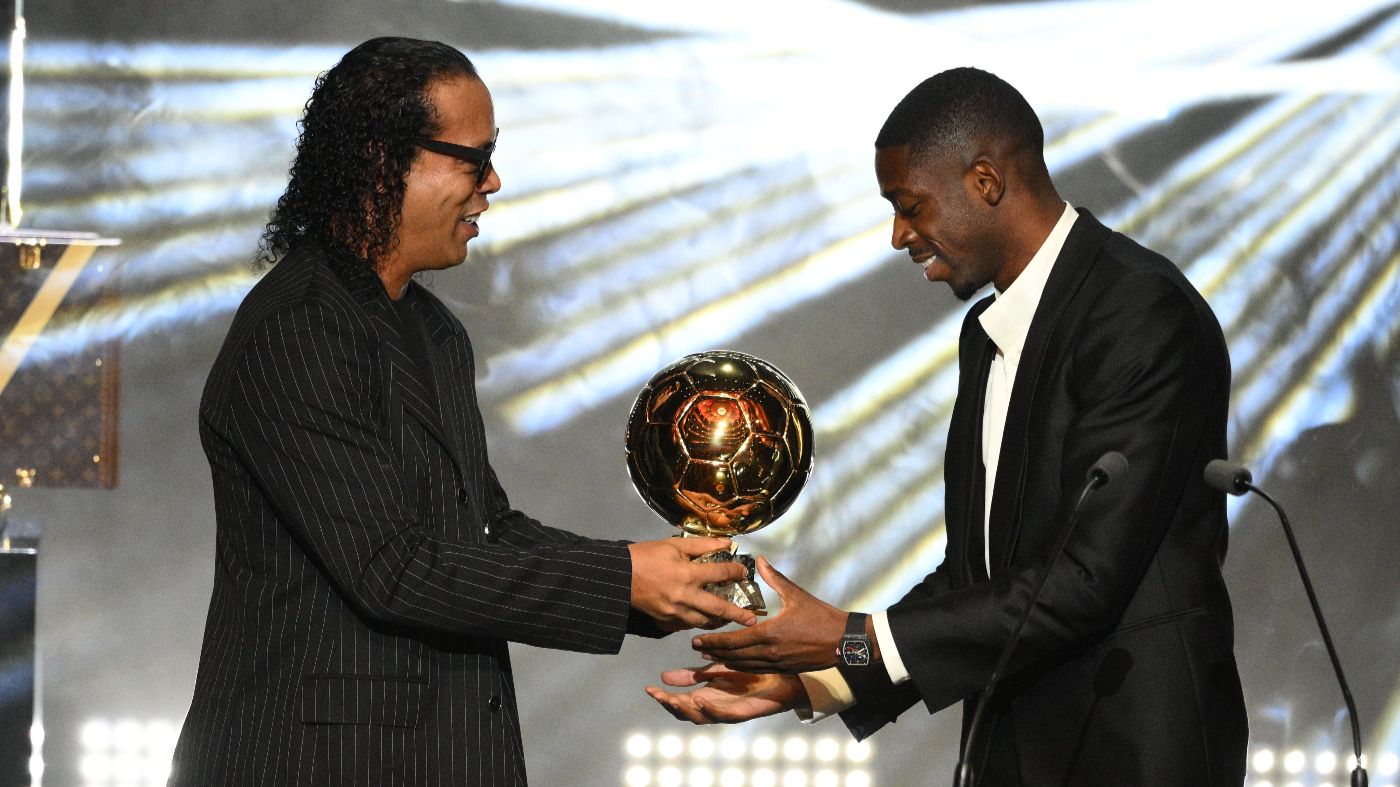 Усман Дембеле получает «Золотой мяч» из рук Роналдиньо