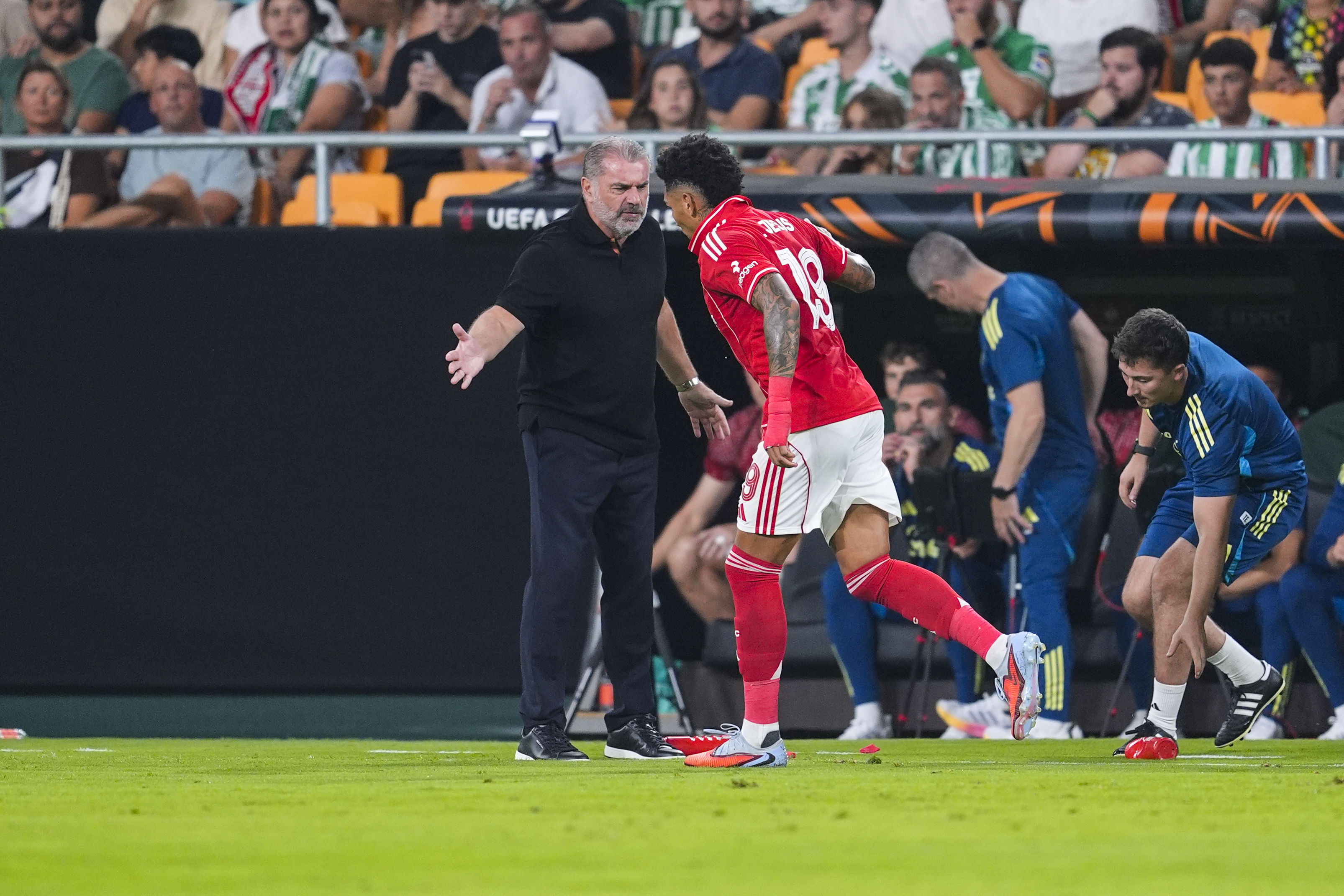 Жезус покидает поле