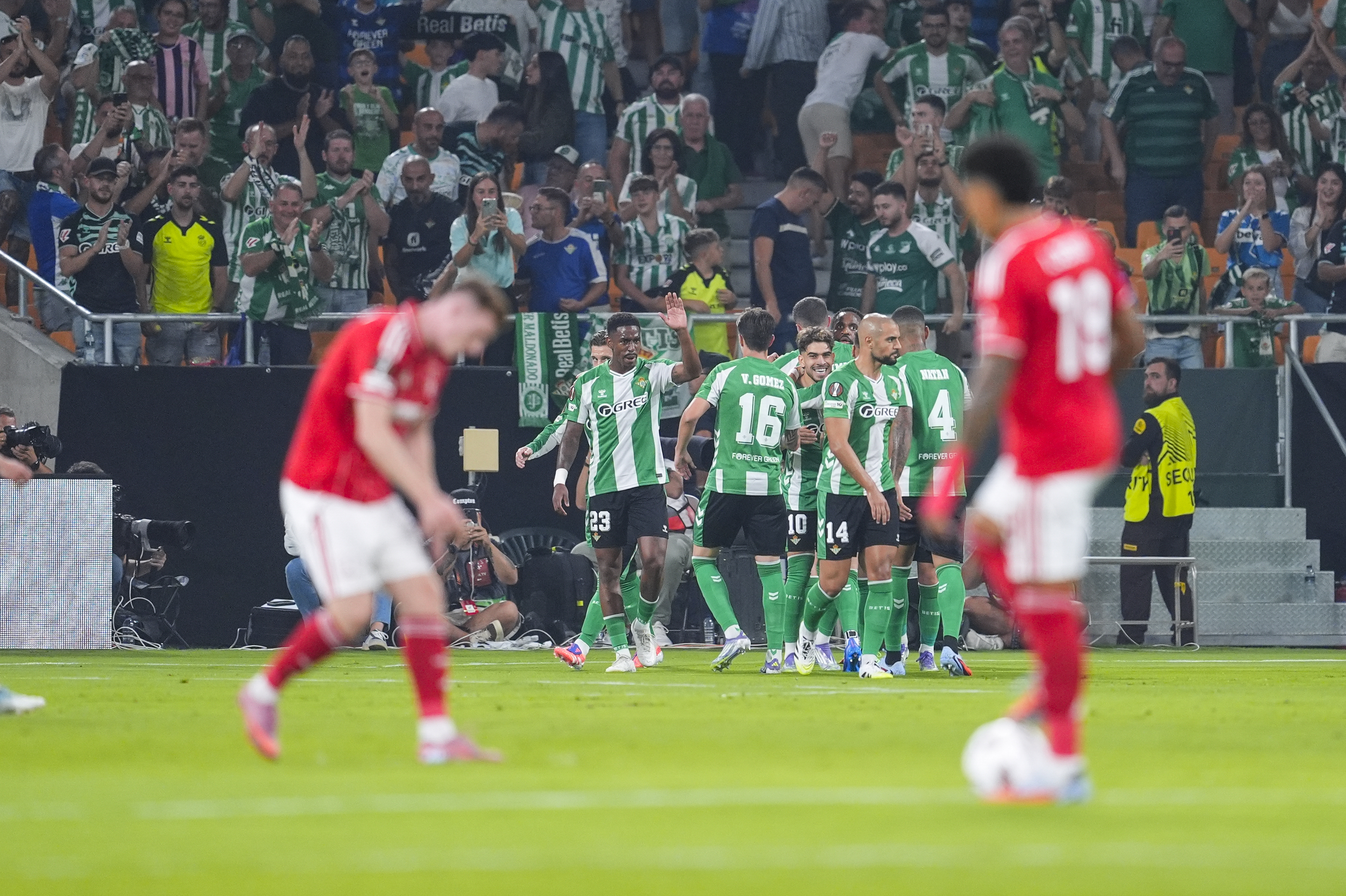 Игроки «Бетиса» празднуют гол