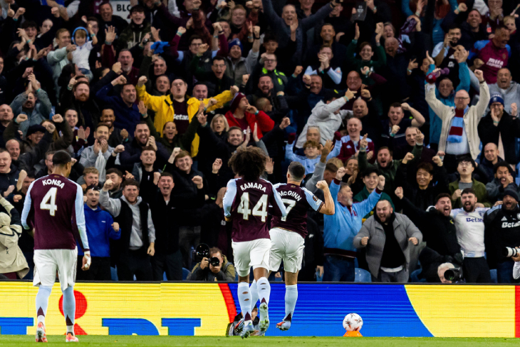 Джон Макгинн празднует гол