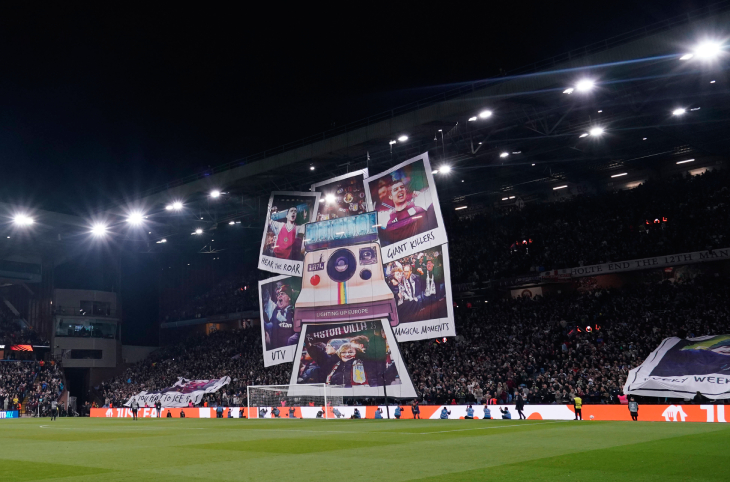 Трибуна фанатов «Астон Виллы» перед матчем