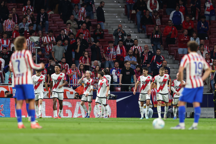 Игроки «Райо» празднуют первый гол