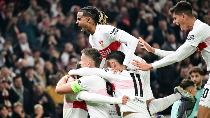 Игроки «Штутгарта» празднуют гол
