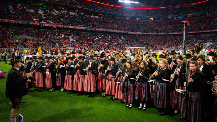 Выступление перед матчем, посвящённое Октоберфесту