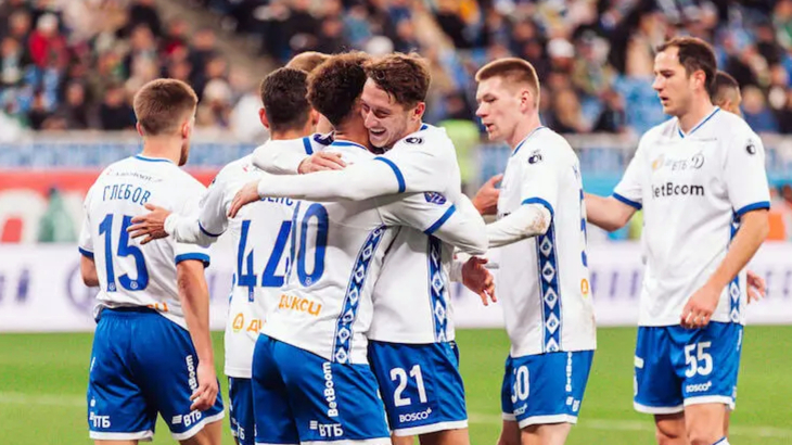 Игроки «Динамо» празднуют гол