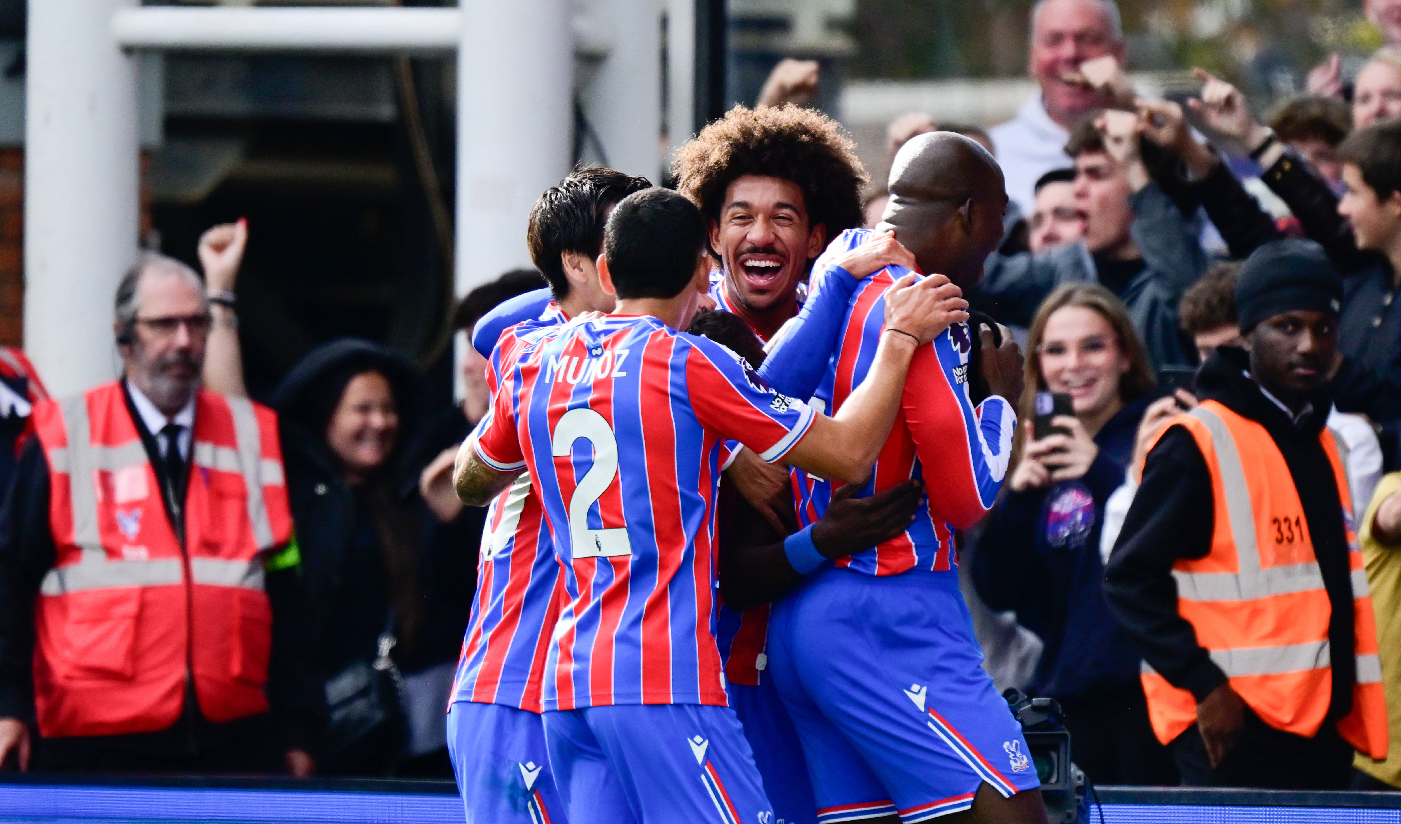 Игроки «Пэлас» празднуют гол