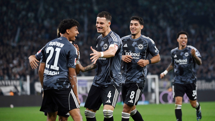 Игроки «Айнтрахта» празднуют гол