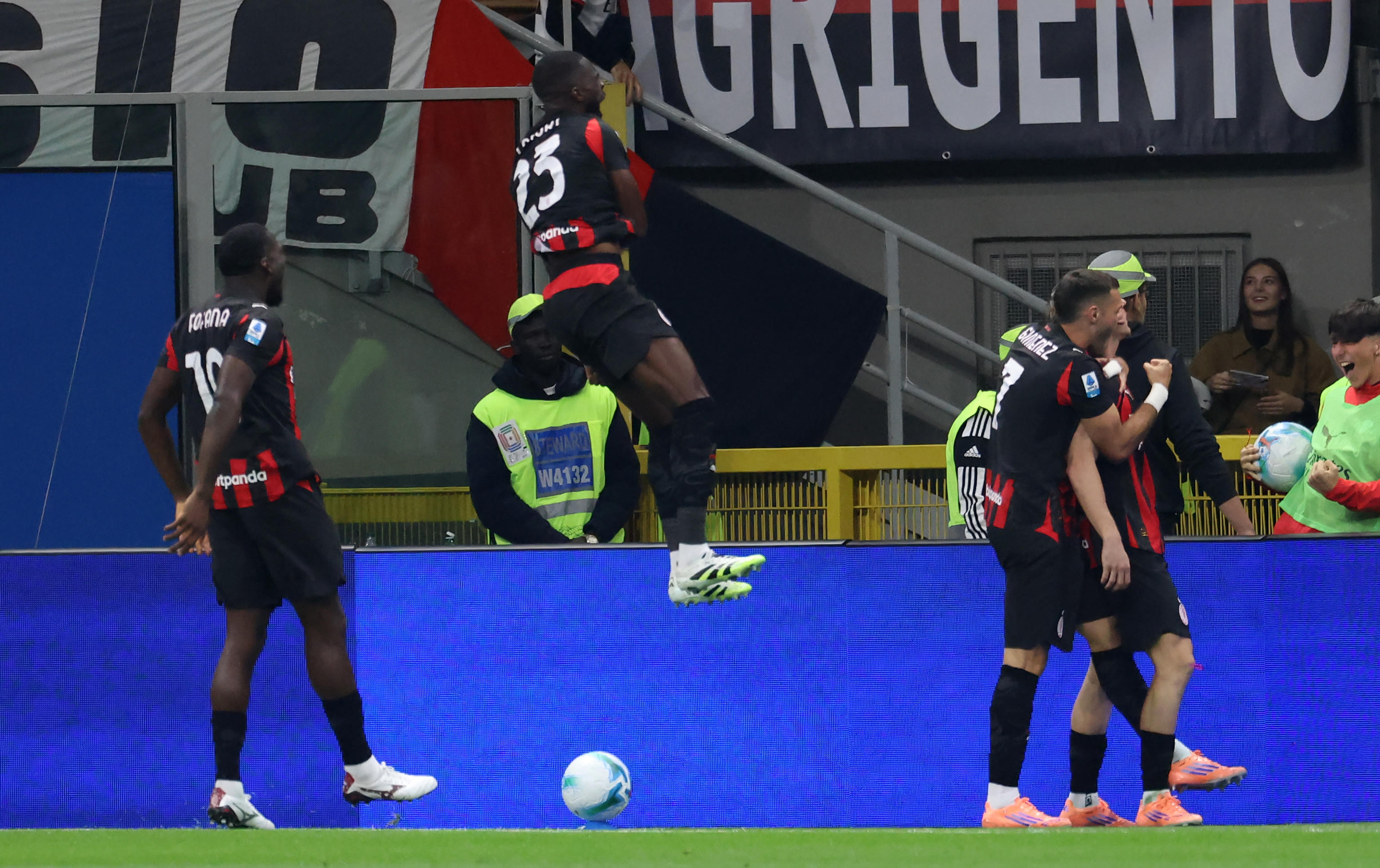 Игроки «Милана» празднуют гол