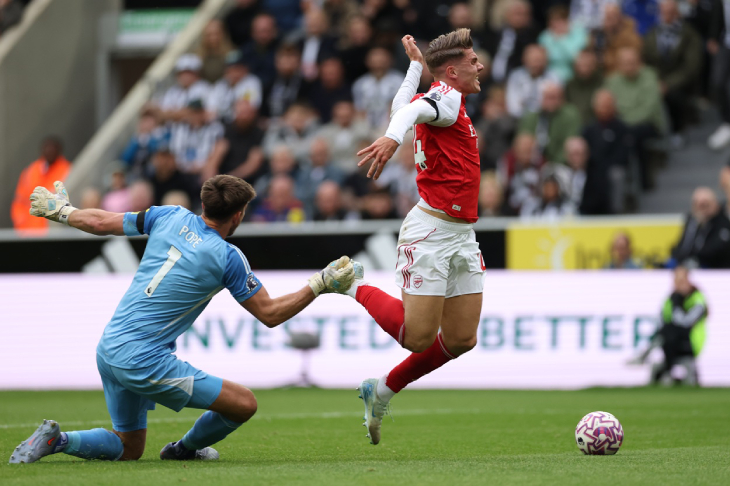 Дьёкереш падает после контакта с Поупом