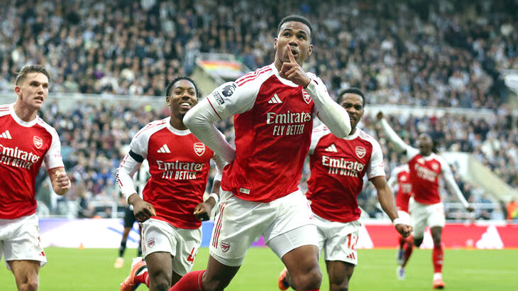 Габриэл Магальяйнс празднует гол