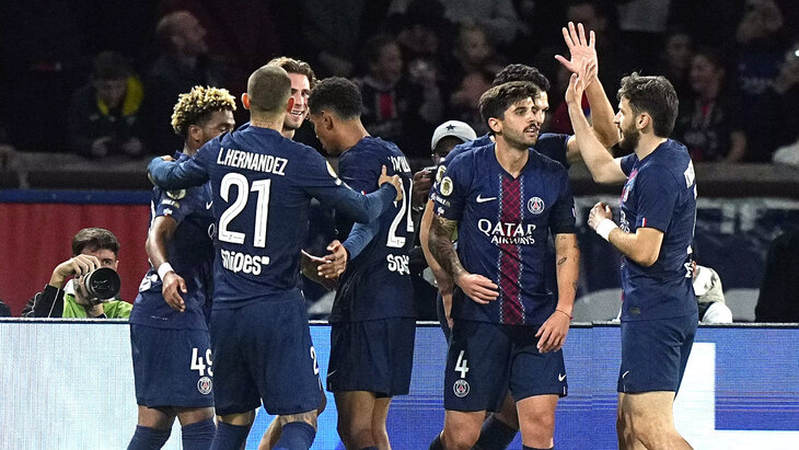 Игроки «ПСЖ» празднуют гол