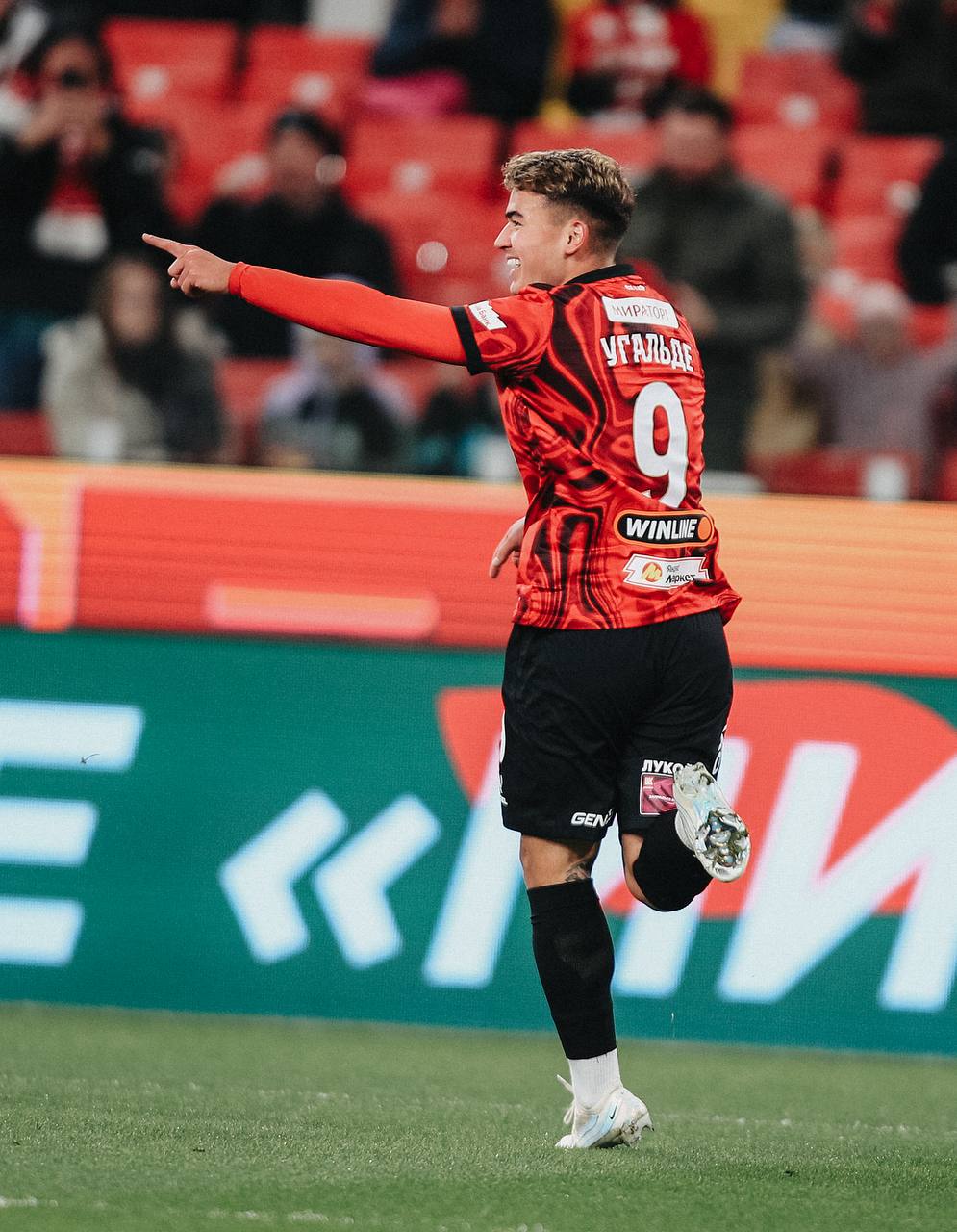 Манфред Угальде празднует гол