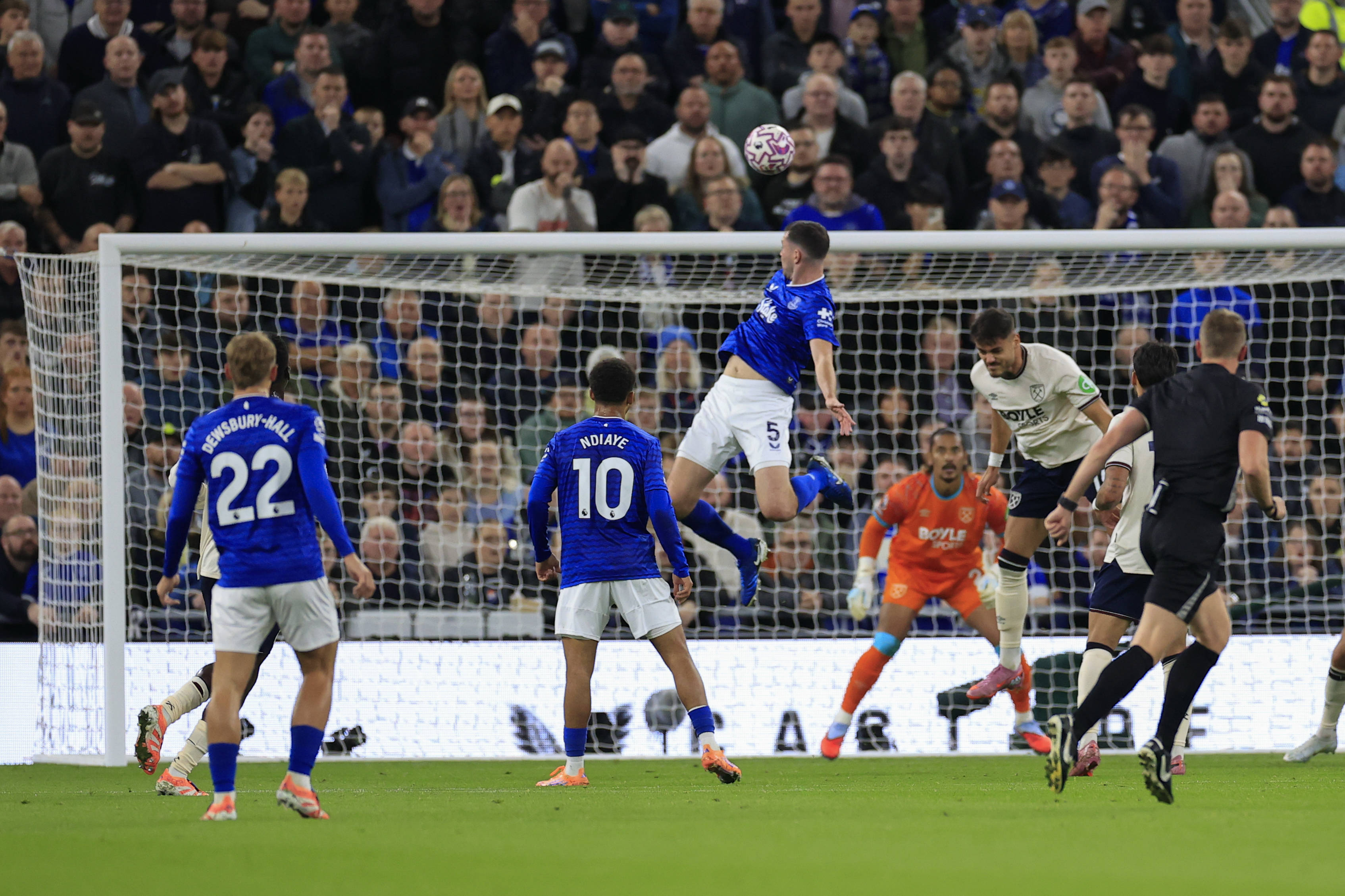 Момент взятия ворот «Эвертоном»