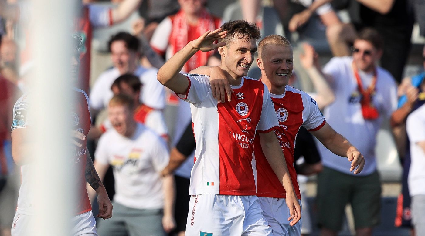 Мейсон Мелия (слева)