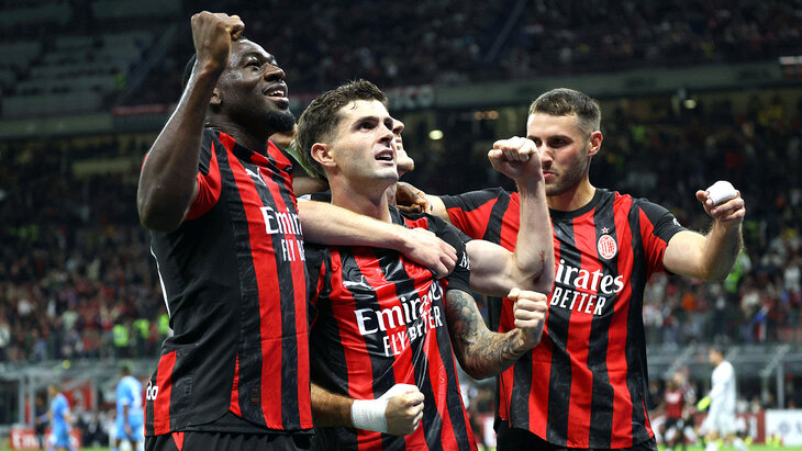 Игроки «Милана» празднуют гол