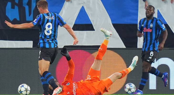 Момент фола Нордина Яккерса на Марио Пашаличе