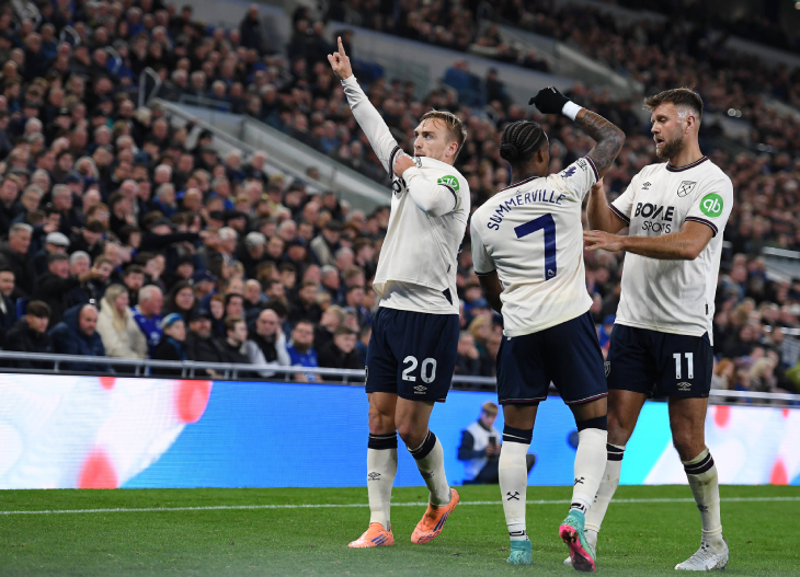 Джаррод Боуэн празднует гол