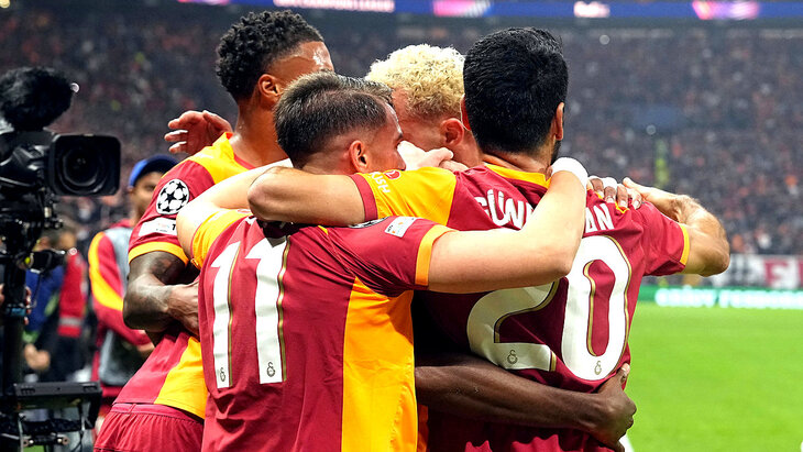 Игроки «Галатасарая» празднуют гол