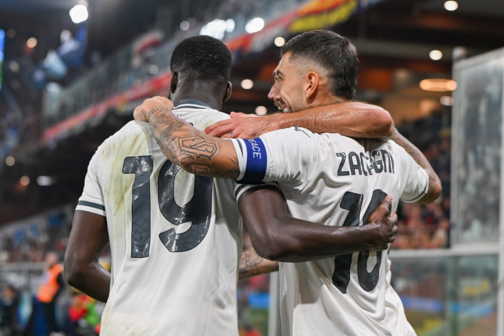 Маттиа Дзакканьи празднует гол