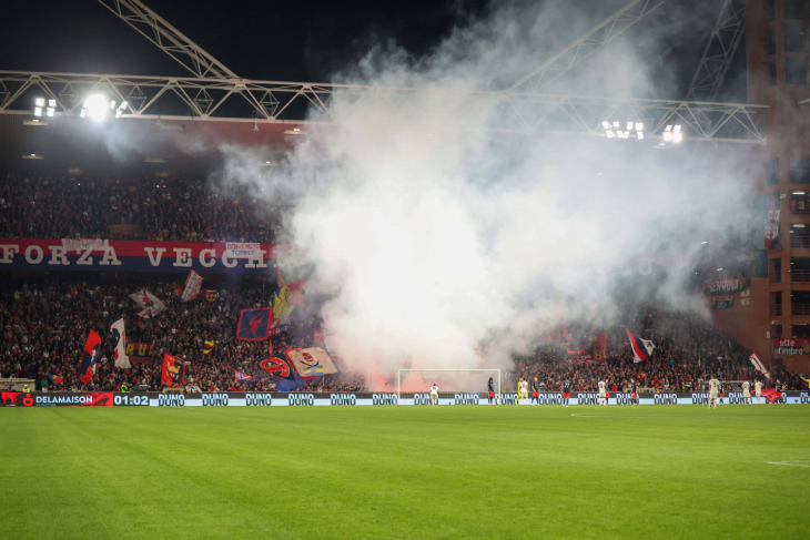 Фанатская трибуна «Дженоа» на матче против «Лацио»