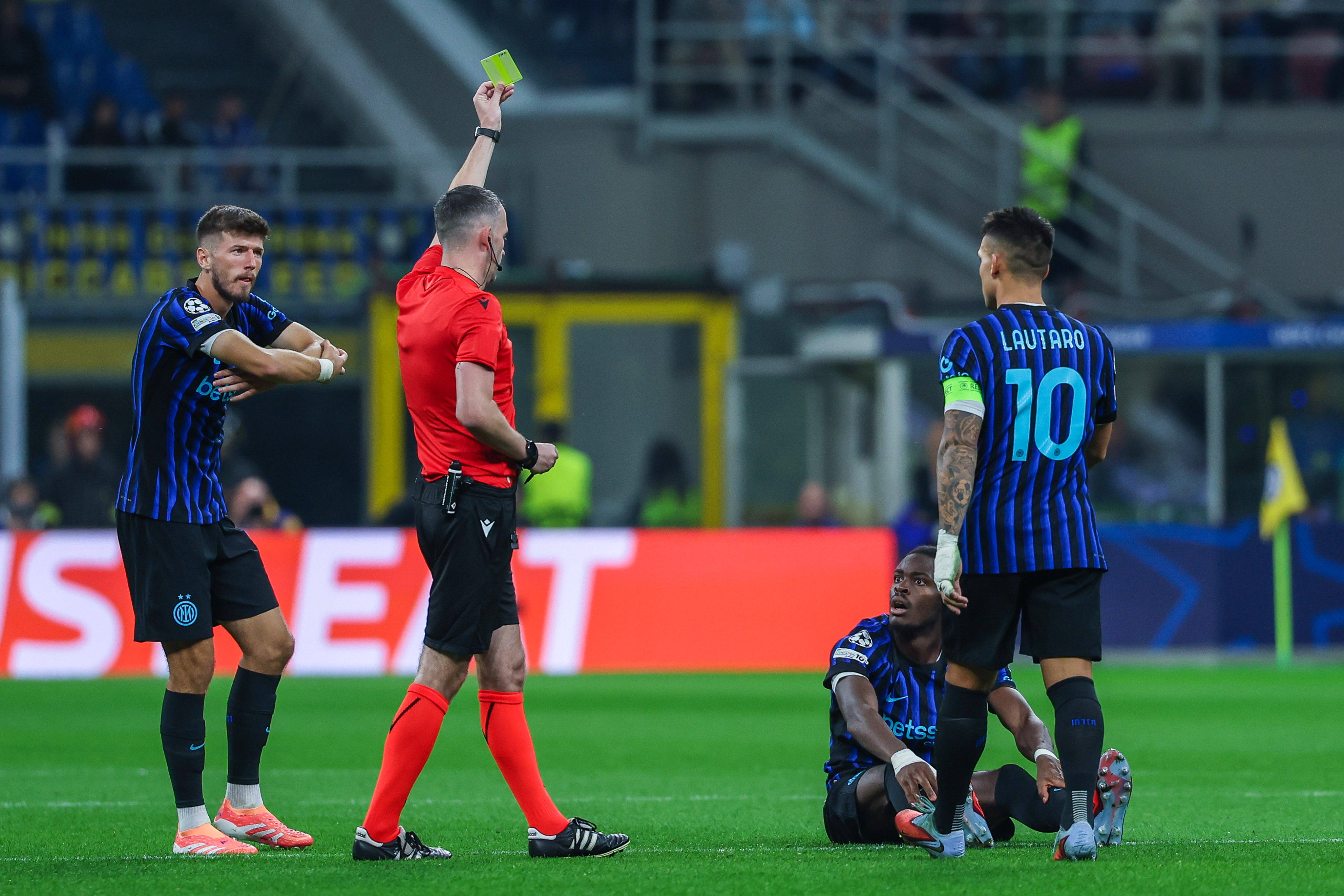 Желтая карточка Янну Биссекку