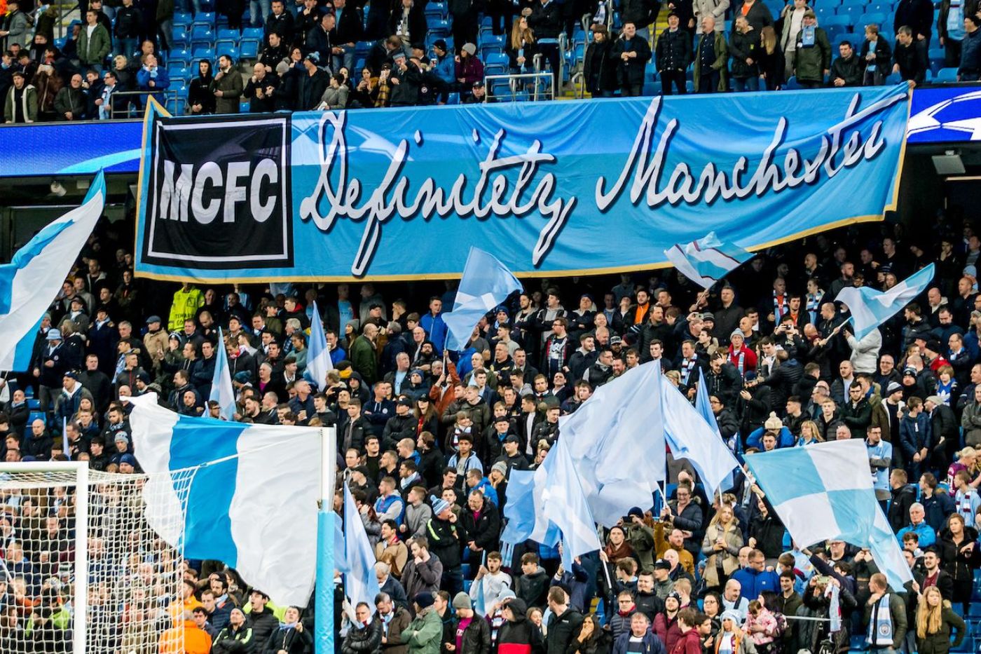 Баннер на стадионе «Манчестер Сити» с отсылкой на альбом Oasis