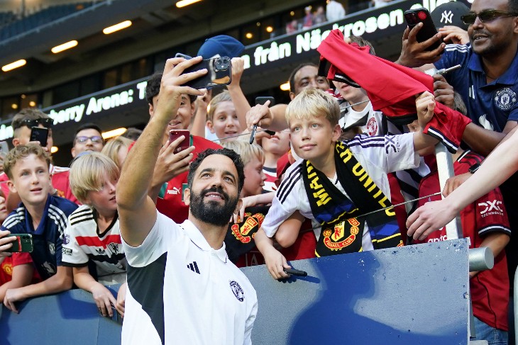 Рубен Аморим с фанатами