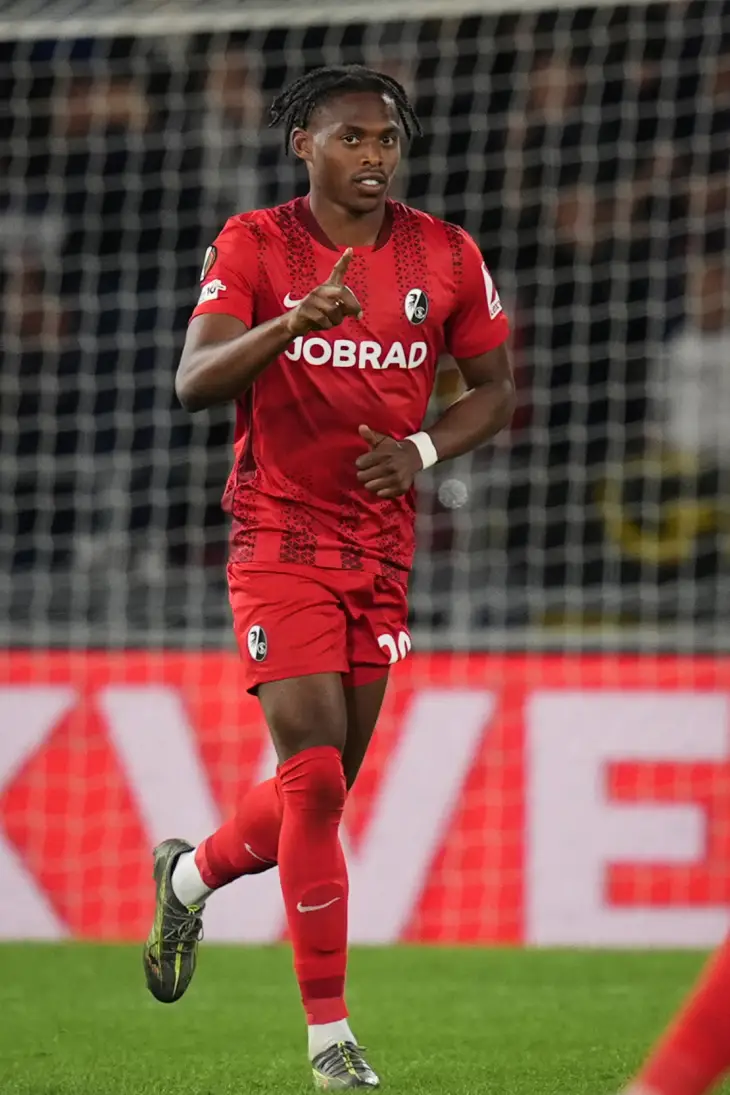 Джуниор Адаму