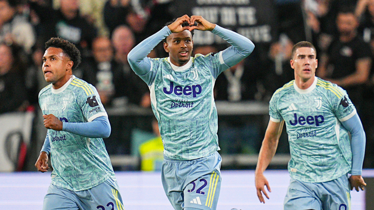 Хуан Кабаль (в центре)