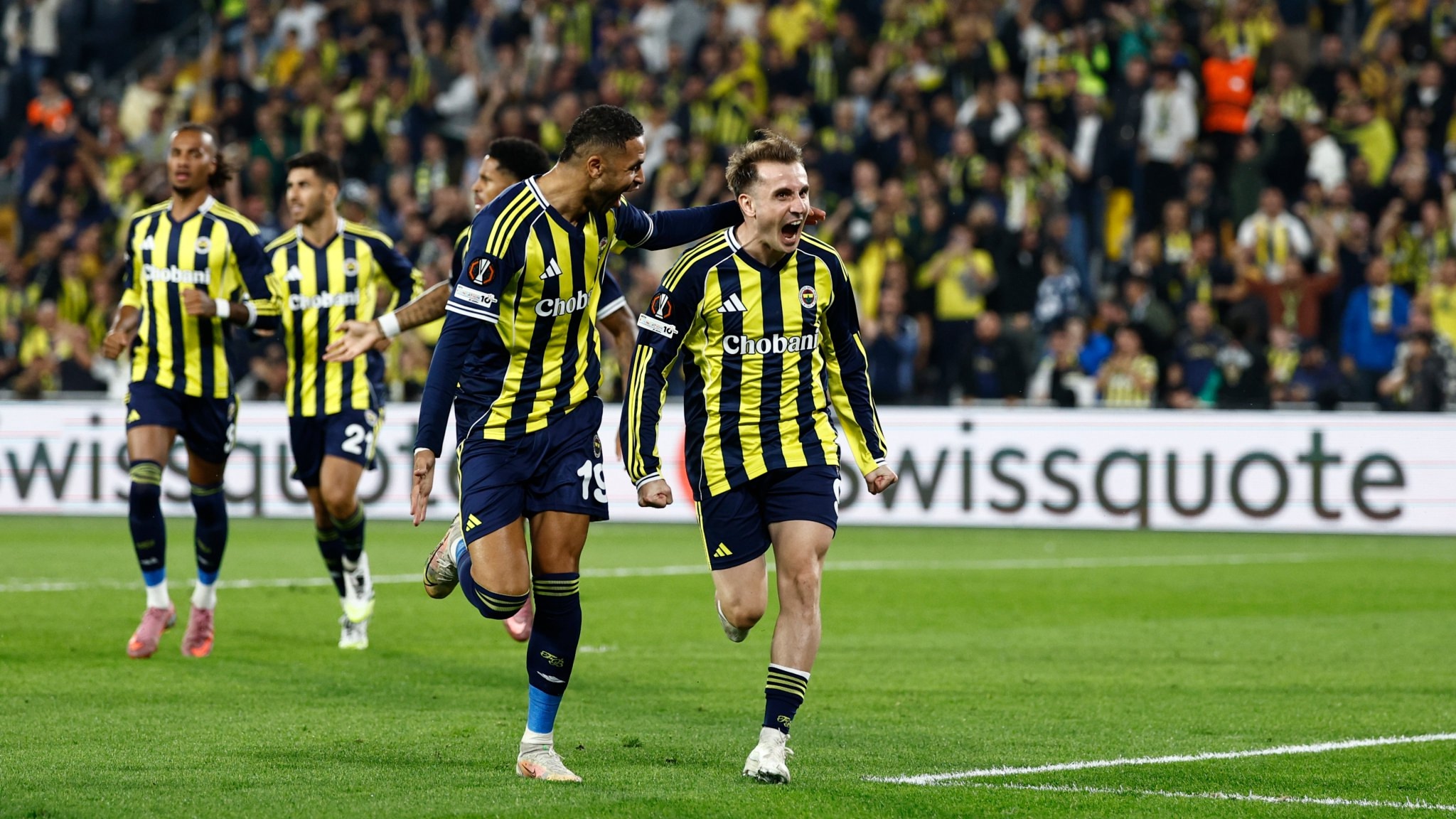 Игроки «Фенербахче» празднуют гол