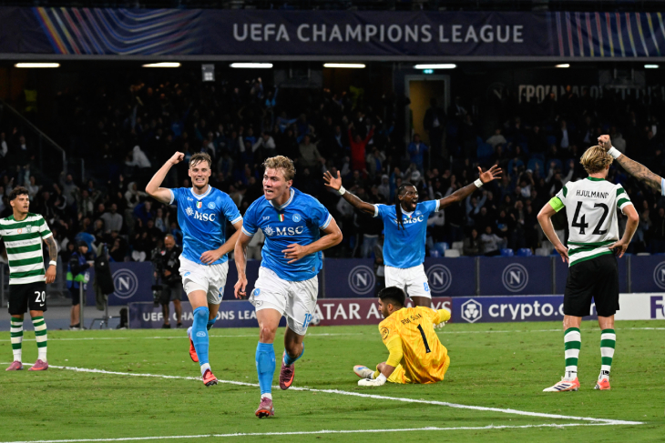 Расмус Хёйлунн празднует гол